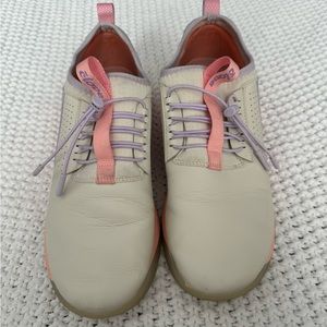 Cloves nursing shoes